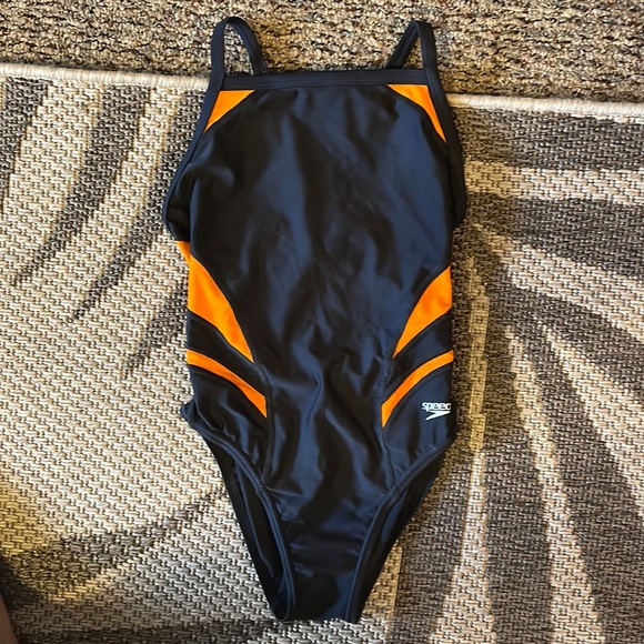 Speedo women’s one piece swimsuit. Never worn - Picture 1 of 3